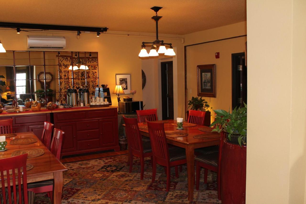 Iowa House Historic Inn Ames Kültér fotó