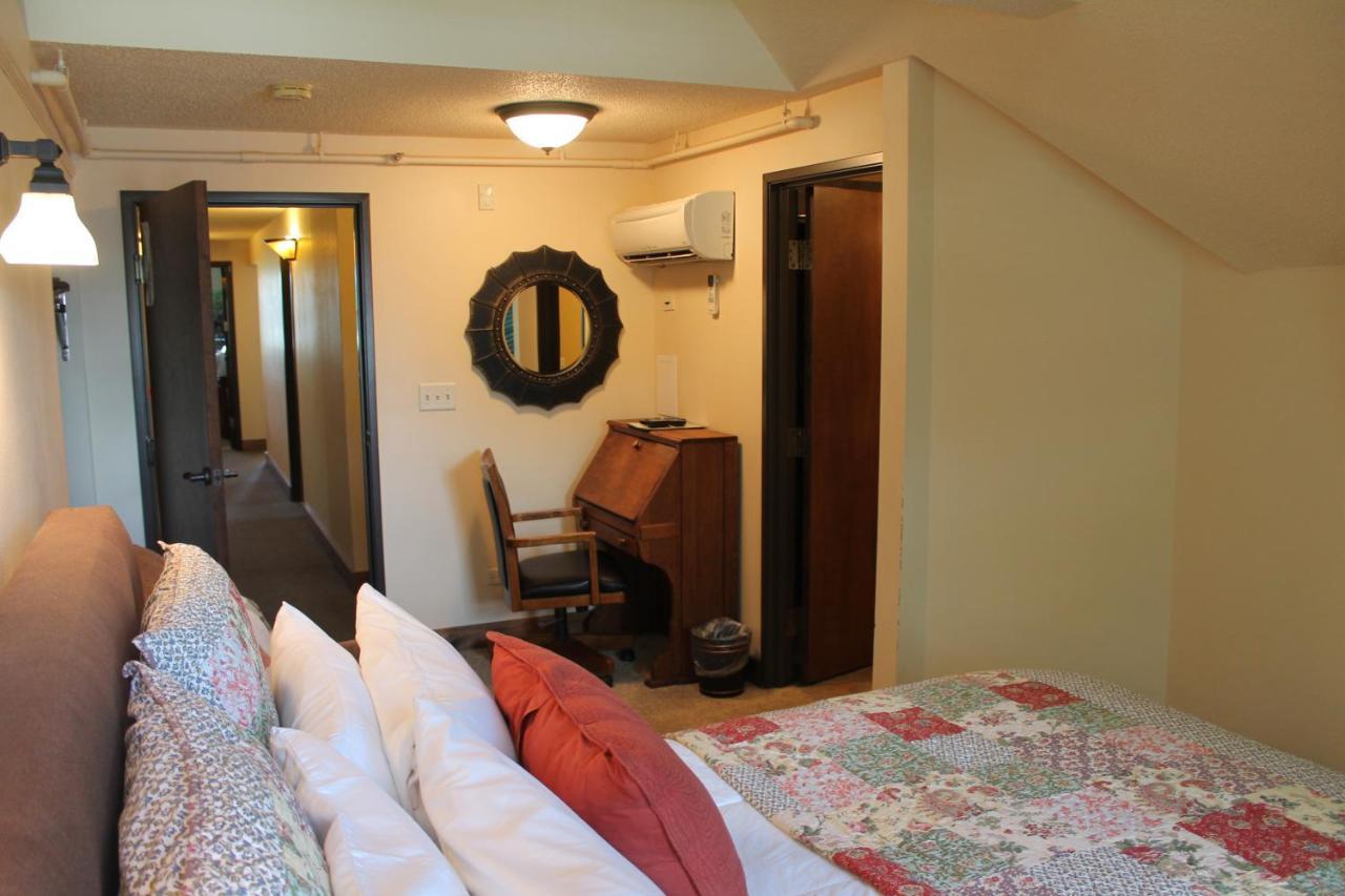 Iowa House Historic Inn Ames Kültér fotó